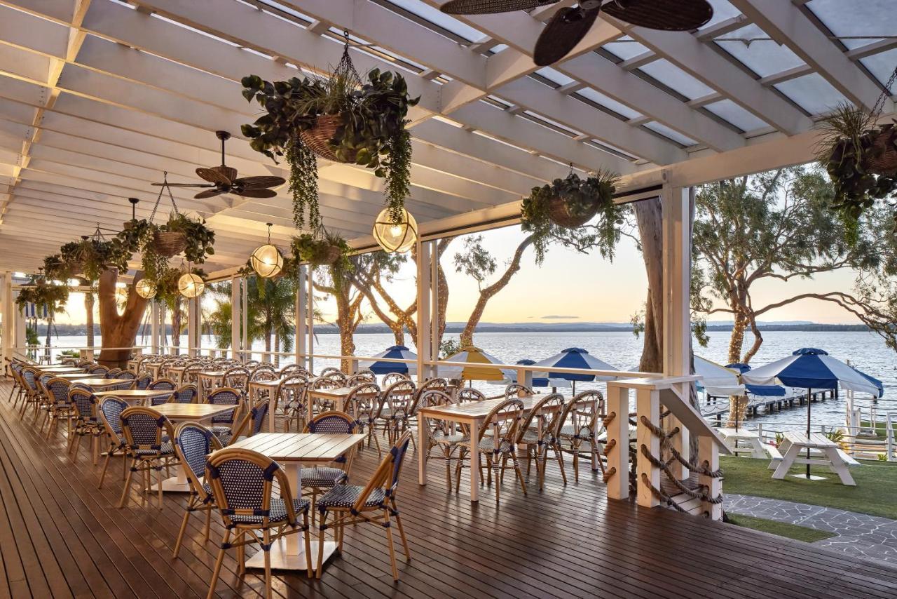 The Beachcomber Hotel & Resort, Ascend Hotel Collection Toukley Eksteriør billede The Deck at the InterContinental Sanctuary Cove Resort