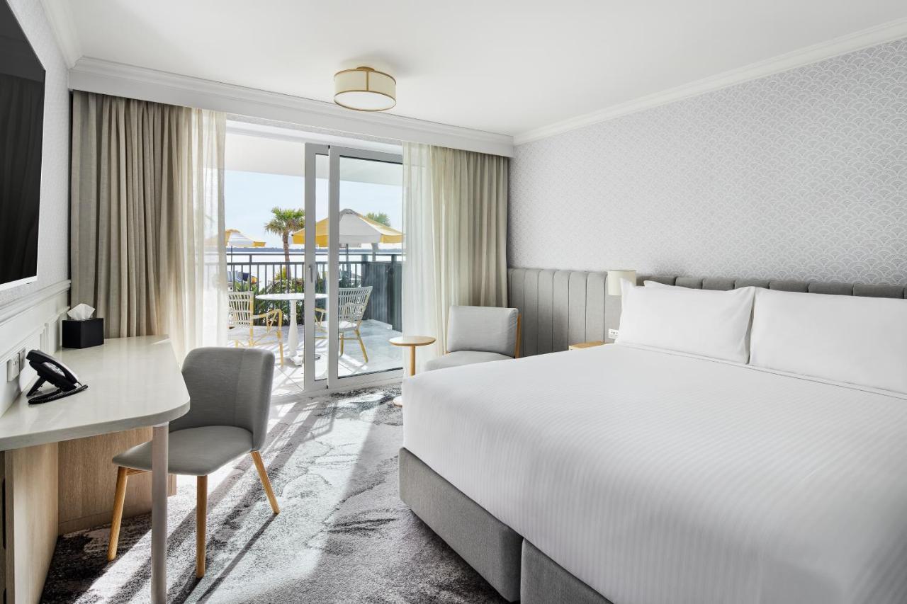 The Beachcomber Hotel & Resort, Ascend Hotel Collection Toukley Eksteriør billede A guest room at the Hilton San Diego Bayfront