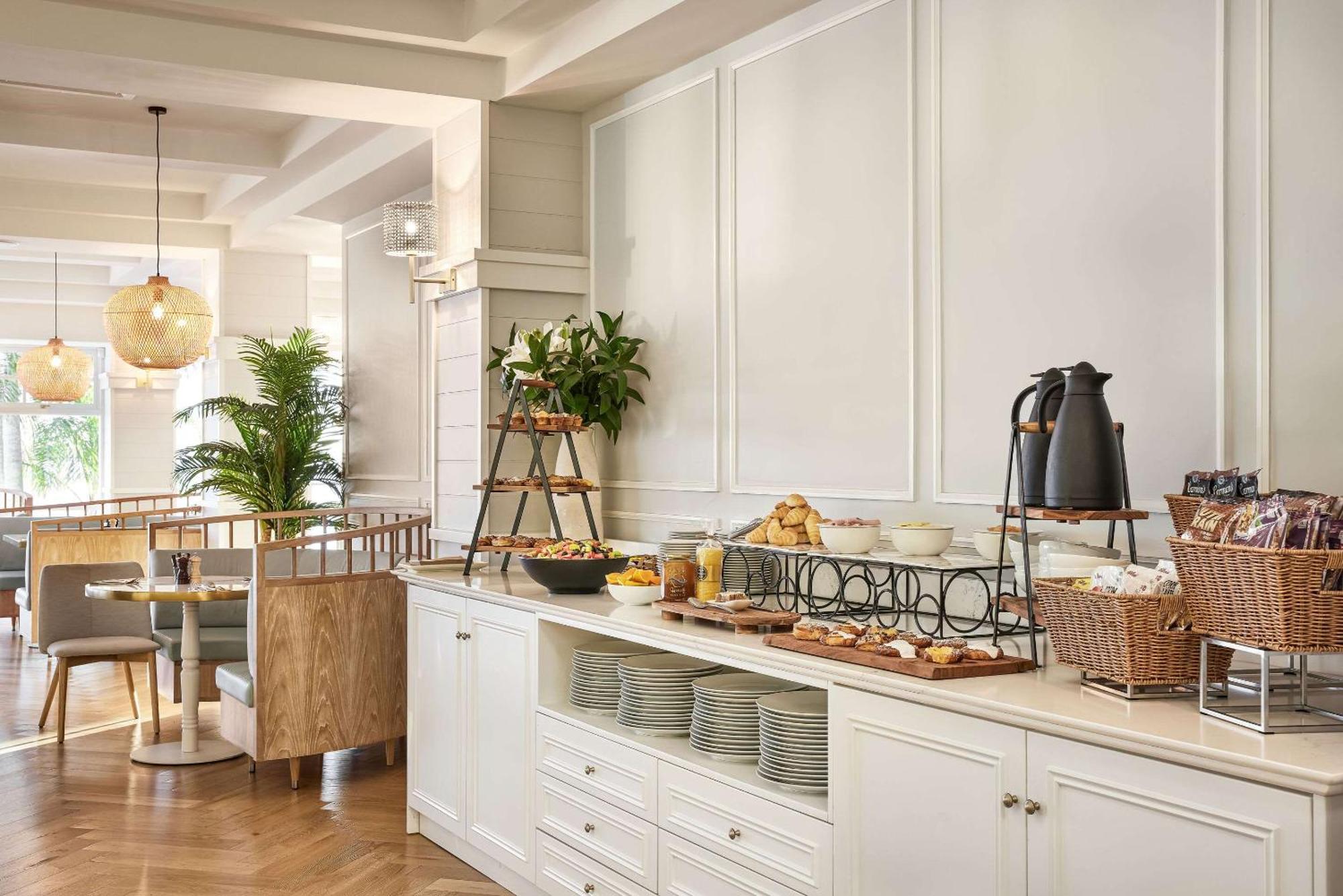 The Beachcomber Hotel & Resort, Ascend Hotel Collection Toukley Eksteriør billede The buffet at the hotel