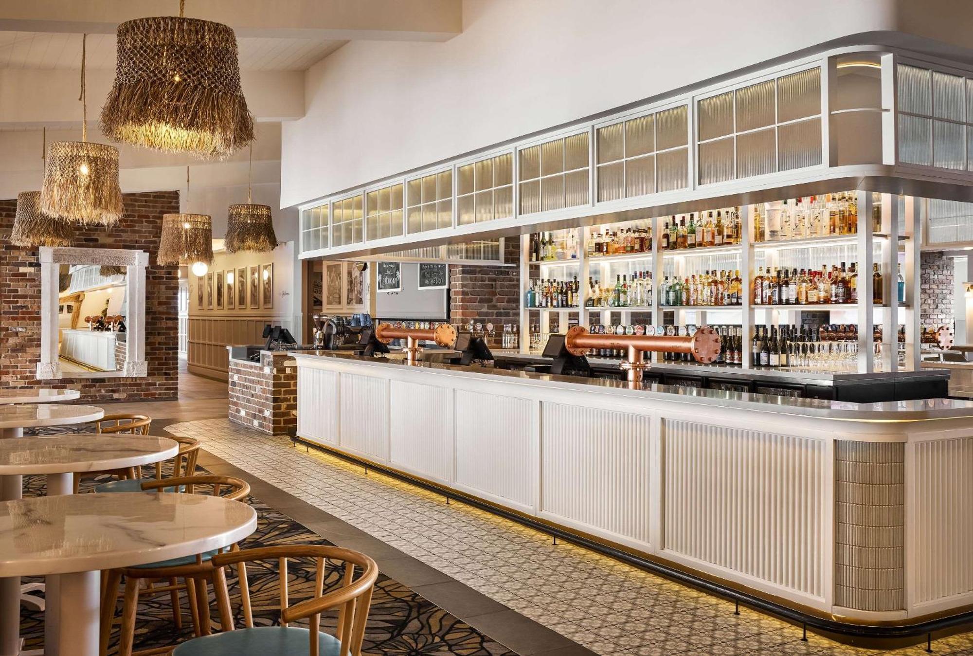 The Beachcomber Hotel & Resort, Ascend Hotel Collection Toukley Eksteriør billede The bar at the River Cottage Cafe