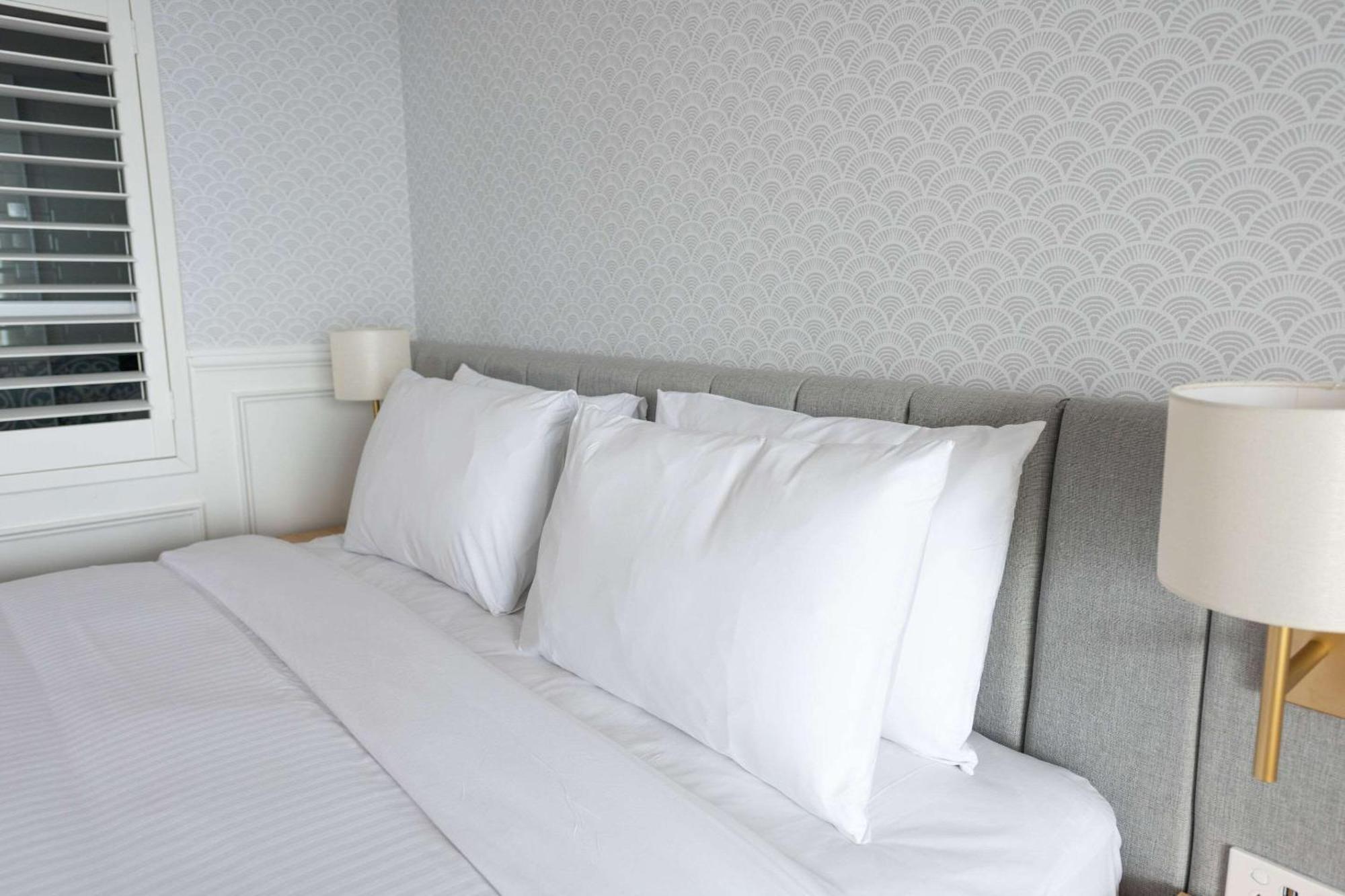 The Beachcomber Hotel & Resort, Ascend Hotel Collection Toukley Eksteriør billede Pillows on a bed