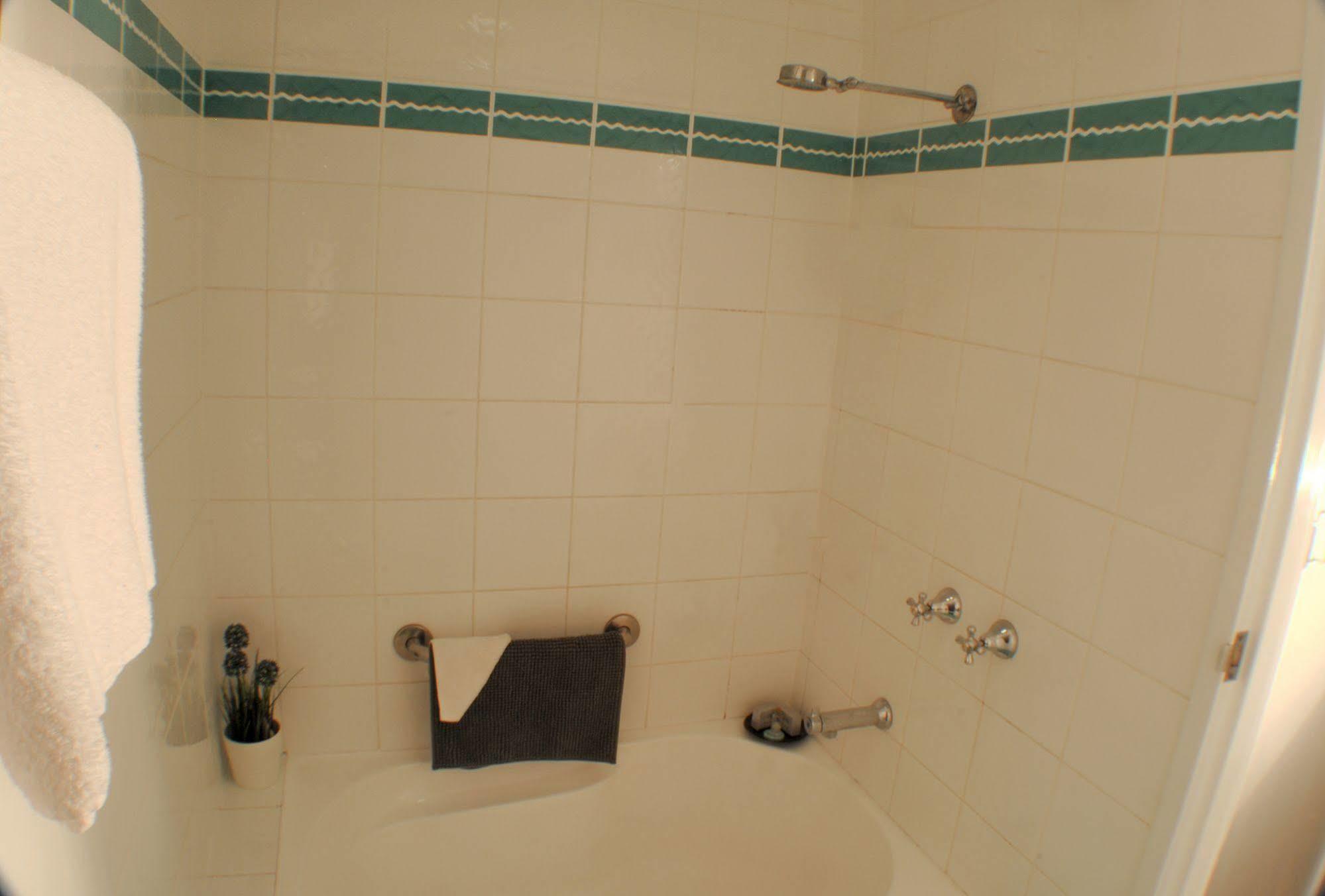 The Beachcomber Hotel & Resort, Ascend Hotel Collection Toukley Eksteriør billede A shower with a shower head and a body spray