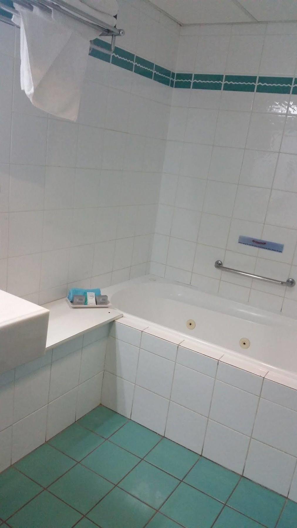 The Beachcomber Hotel & Resort, Ascend Hotel Collection Toukley Eksteriør billede A bathtub in a hotel