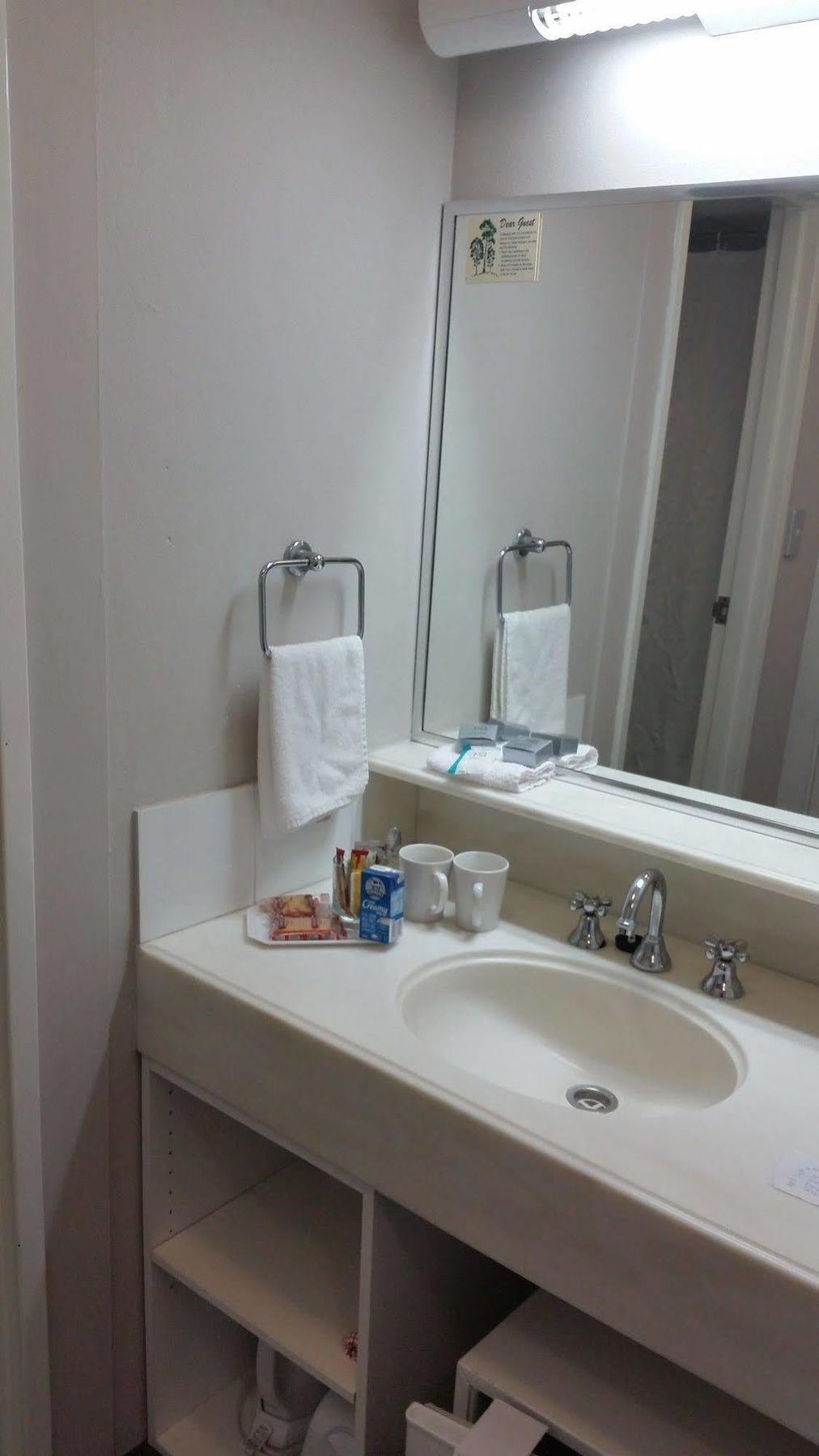 The Beachcomber Hotel & Resort, Ascend Hotel Collection Toukley Eksteriør billede A typical bathroom in a hotel room
