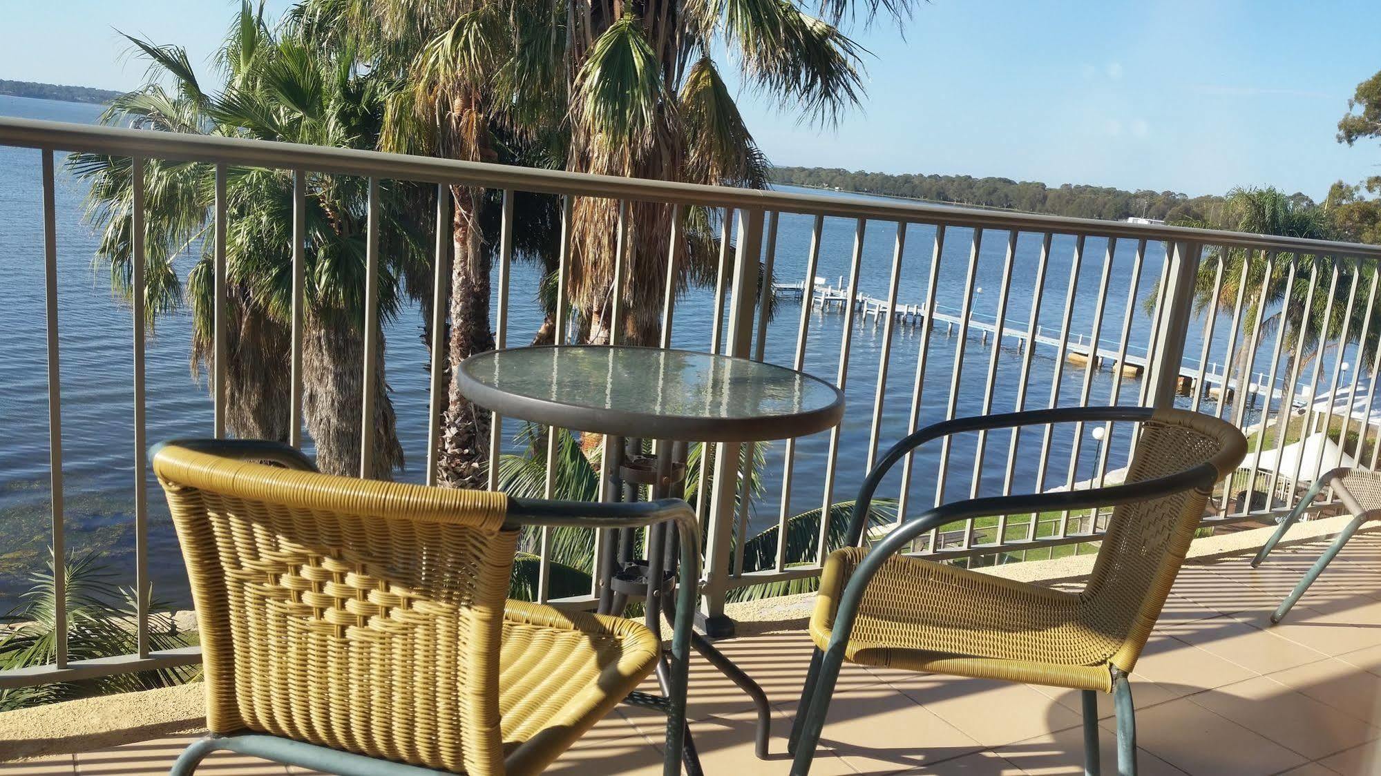 The Beachcomber Hotel & Resort, Ascend Hotel Collection Toukley Eksteriør billede View of the Gulf of Mexico from the balcony of a hotel room at the Lake Marion Resort