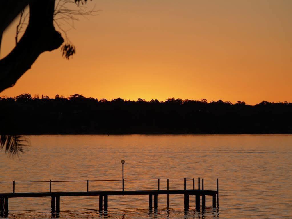 The Beachcomber Hotel & Resort, Ascend Hotel Collection Toukley Eksteriør billede Sunset over Lake Murray