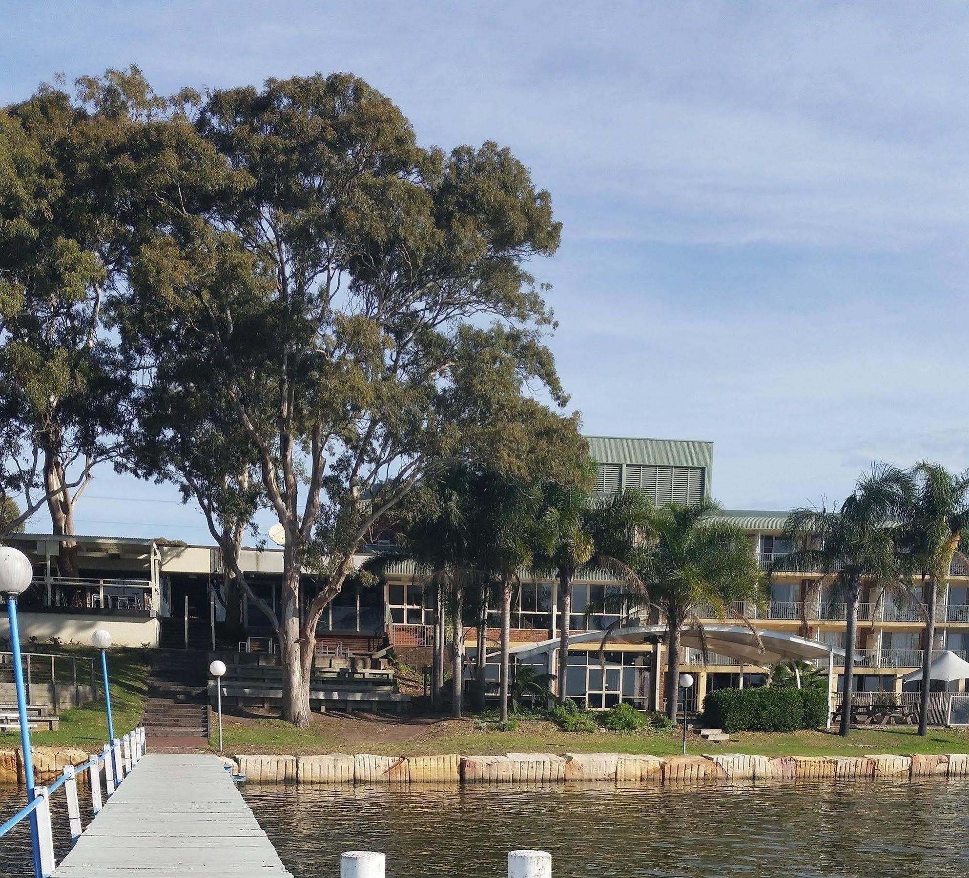 The Beachcomber Hotel & Resort, Ascend Hotel Collection Toukley Eksteriør billede The campus from the river