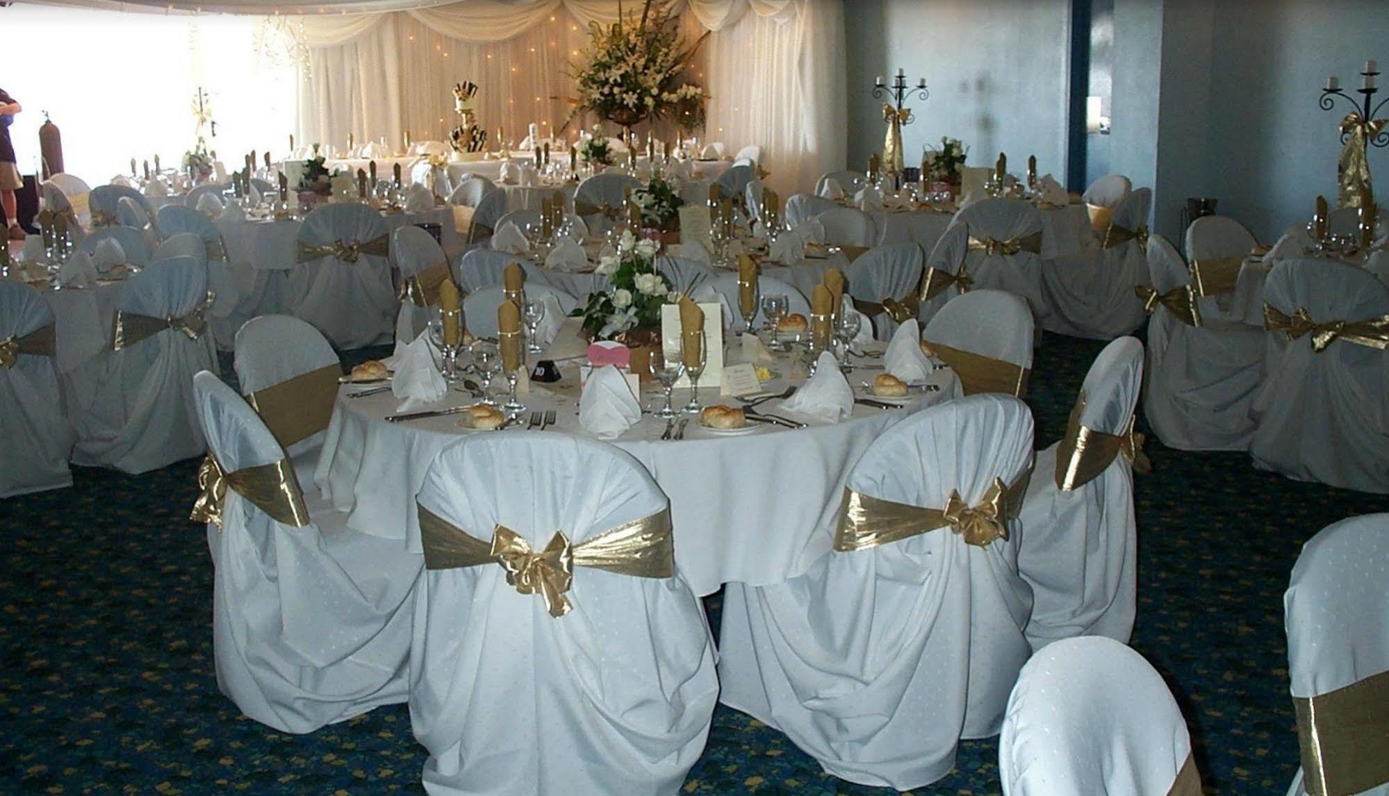 The Beachcomber Hotel & Resort, Ascend Hotel Collection Toukley Eksteriør billede A wedding reception
